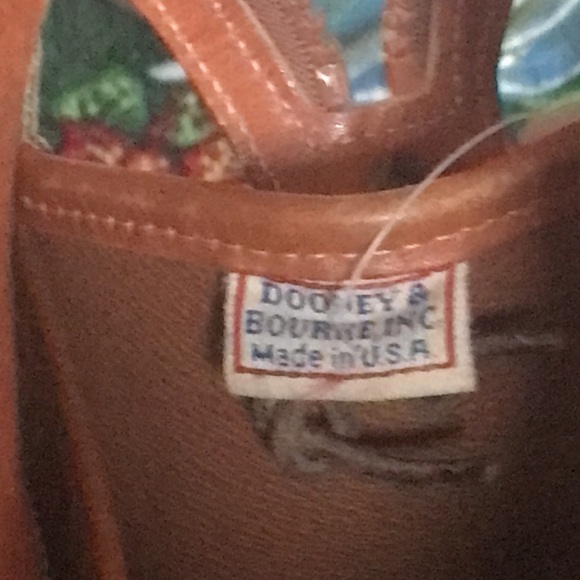 Dooney & Bourke, Good ole vintage battle worn Tote Solid,Everything thing works - Picture 9 of 14